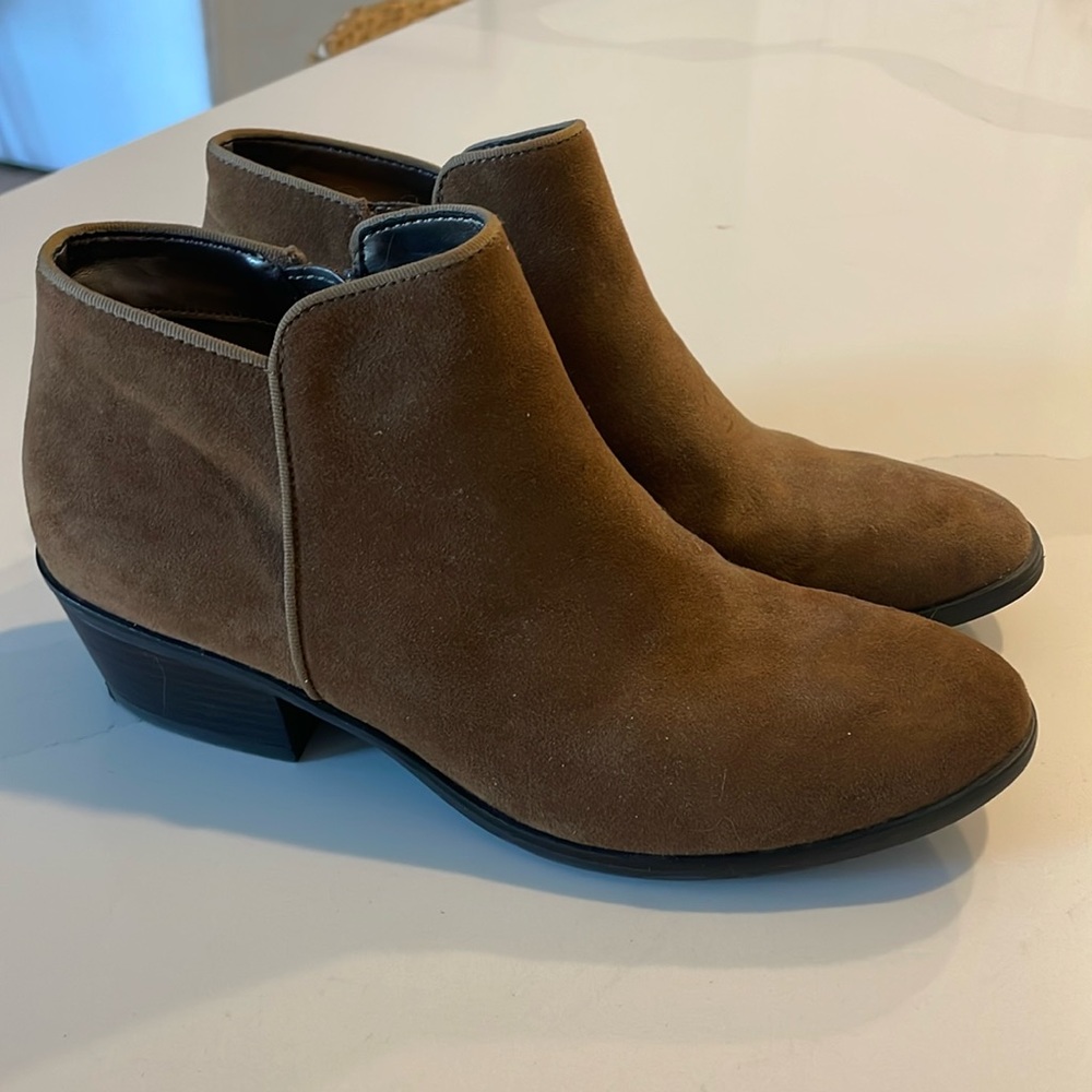 X-Appeal brown suede ankle boot